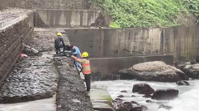 基隆一名男子被大浪打進海岸邊的涵洞內卡住，基隆消防局緊急出動將男子救出送醫。（翻攝畫面／張志康基隆傳真）