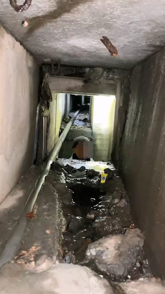 基隆一名男子被大浪打進海岸邊的涵洞內卡住，基隆消防局緊急出動將男子救出送醫。（翻攝畫面／張志康基隆傳真）