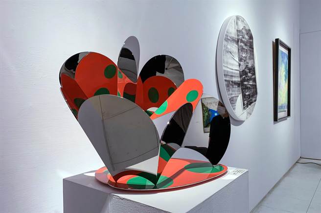 《[1M²]的风景》策展人宋玺德以《花境》作品（左）参展。（邓博仁摄）