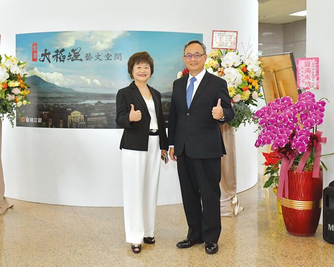 臺灣企銀舉辦「天空任鳥飛-范巧貞油畫創作個展」，該行總經理張志堅（右）及藝術家范巧貞（左）出席開幕活動。圖／臺灣企銀提供