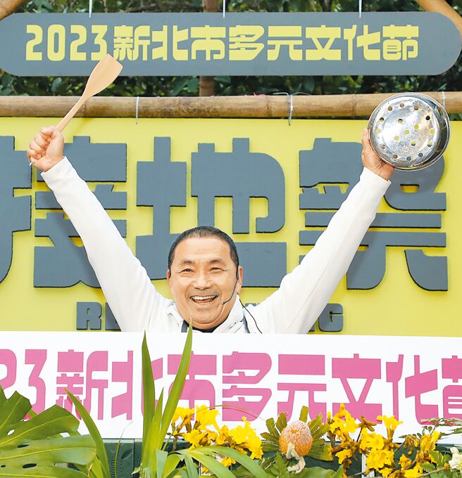 新北市长侯友宜26日出席新北多元文化节接地祭「美味森市」活动。针对台湾与宏都拉斯断交，侯友宜呼吁应与国际友人不断对话合作交流，建立更好、更紧密关系，让全世界看到中华民国，也让台湾走出新的道路。（刘宗龙摄）