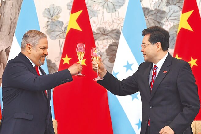 中國外交部長秦剛（右）與宏都拉斯外長雷依納在北京釣魚台國賓館舉行會談、簽署建交聯合公報後，舉杯慶祝建交。（美聯社）