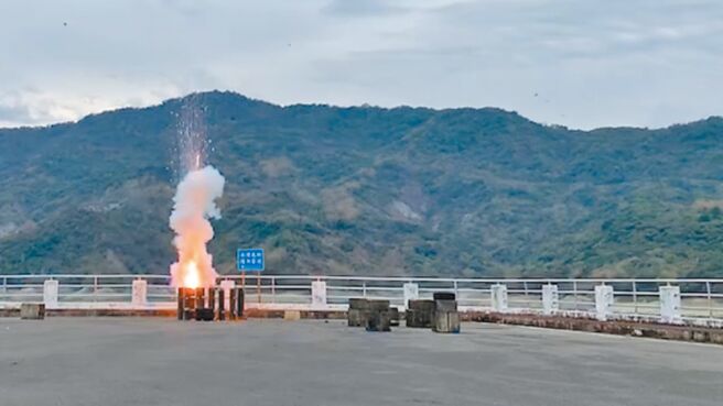 南水局26日在南化水库施放焰弹进行人工增雨，但效果不佳。（南水局提供／程炳璋台南传真）