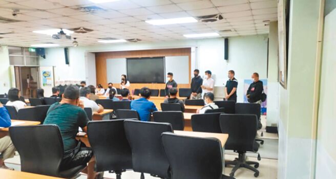 针对高雄市某国小露营活动爆出体罚事件，25日晚间该国小与家长、学生、厂商进行协调会，校长鞠躬致歉并自请处分，会议后校方将对所有家长发问卷，深入调查是否有其他不当管教的行为，厂商也将逐班一一致歉。（高雄市教育局提供／杨舒婷高雄传真）