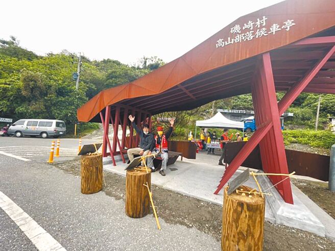 花蓮縣豐濱鄉公所去年在高山部落新建候車亭，外觀以族人傳統狩獵石板陷阱為意象，充滿濃濃的原民氣息，遊客也能從中認識布農族傳統文化、智慧。（豐濱鄉公所提供／羅亦晽花蓮傳真）