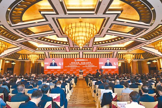 中國發展高層論壇2023年年會在北京開幕，中共中央政治局常委、國務院副總理丁薛祥出席開幕式，宣讀大陸國家主席習近平的賀信並發表演講。（中新社）