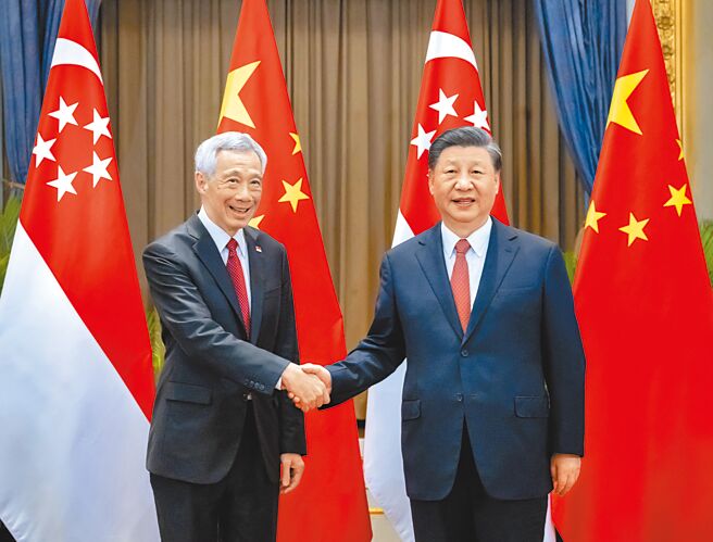 新加坡总理李显龙3月27日至4月1日将访问大陆，造访广东广州、海南博鳌，在参加完博鳌论坛后将赴北京，与习近平、李强等大陆领导人会面。图为大陆国家主席习近平（右）2022年11月17日在曼谷会见李显龙。（新华社）