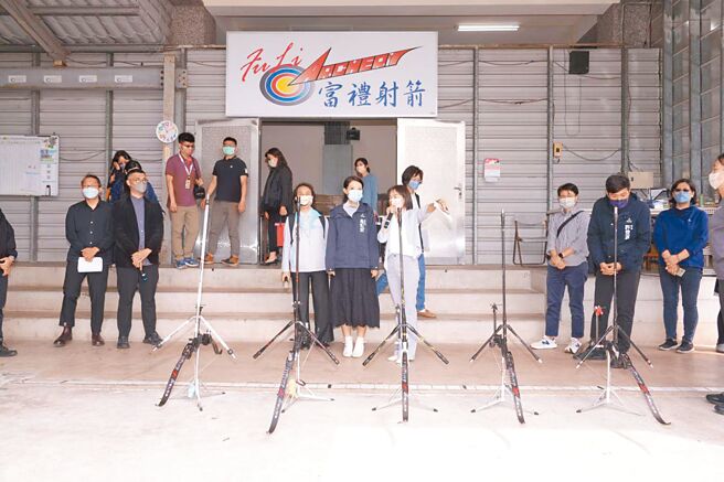 新竹市富礼国中射箭馆增建工程流标2次，新竹市长高虹安（前排左四）上周与多名市议员到场会勘。（新竹市政府提供／王惠慧新竹传真）