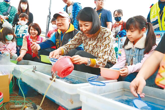 兒童節園遊會，南投縣長許淑華與小朋友同樂。（南投縣政府提供／廖志晃南投傳真）