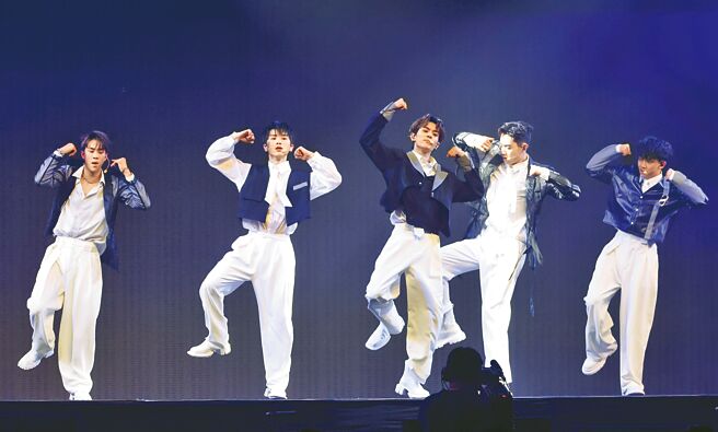 AcQUA源少年的李秉諭（左起）、黃莑茗、盧佾暘、須弘道、林毓家昨在音樂會上勁歌熱舞。（陳俊吉攝）