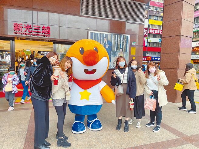 新光三越台北站前店即起至4月9日每周末下午14：00～15：00，有摩爾莊園超萌大型人偶出沒。（新光三越提供）