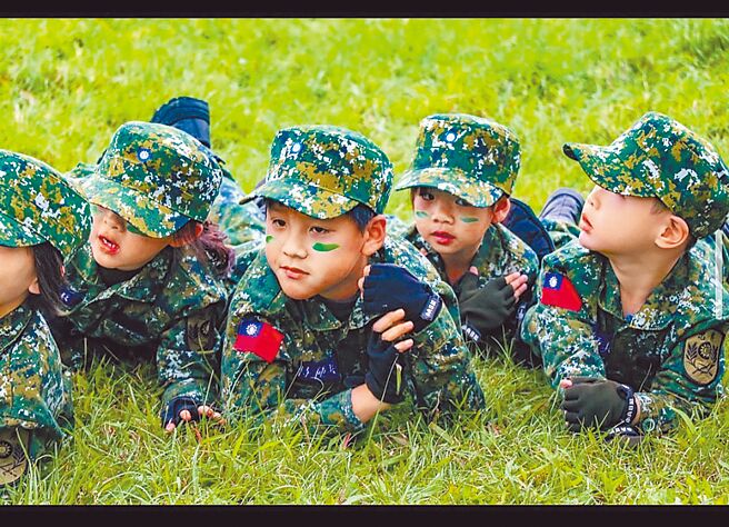 中壢SOGO於4月3日、4月5日推出兒童憲兵特勤＆陸軍體驗營。（中壢SOGO提供）
