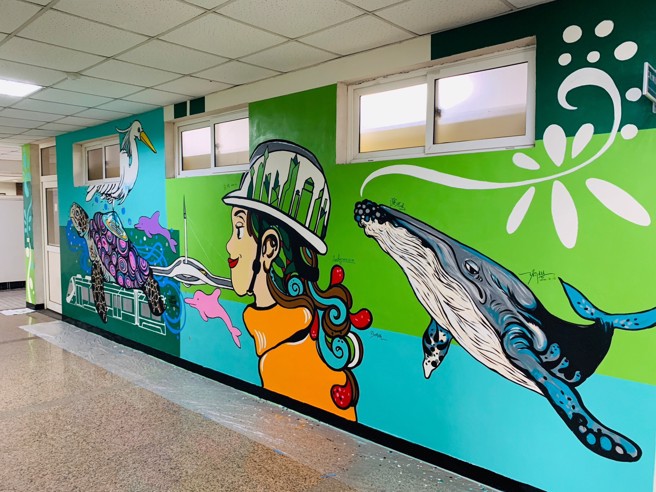 高雄在地景點與海洋特色注入於義守大學工學院走廊，以視覺語言來傳遞工程永續的概念(照片/義守大學提供)。