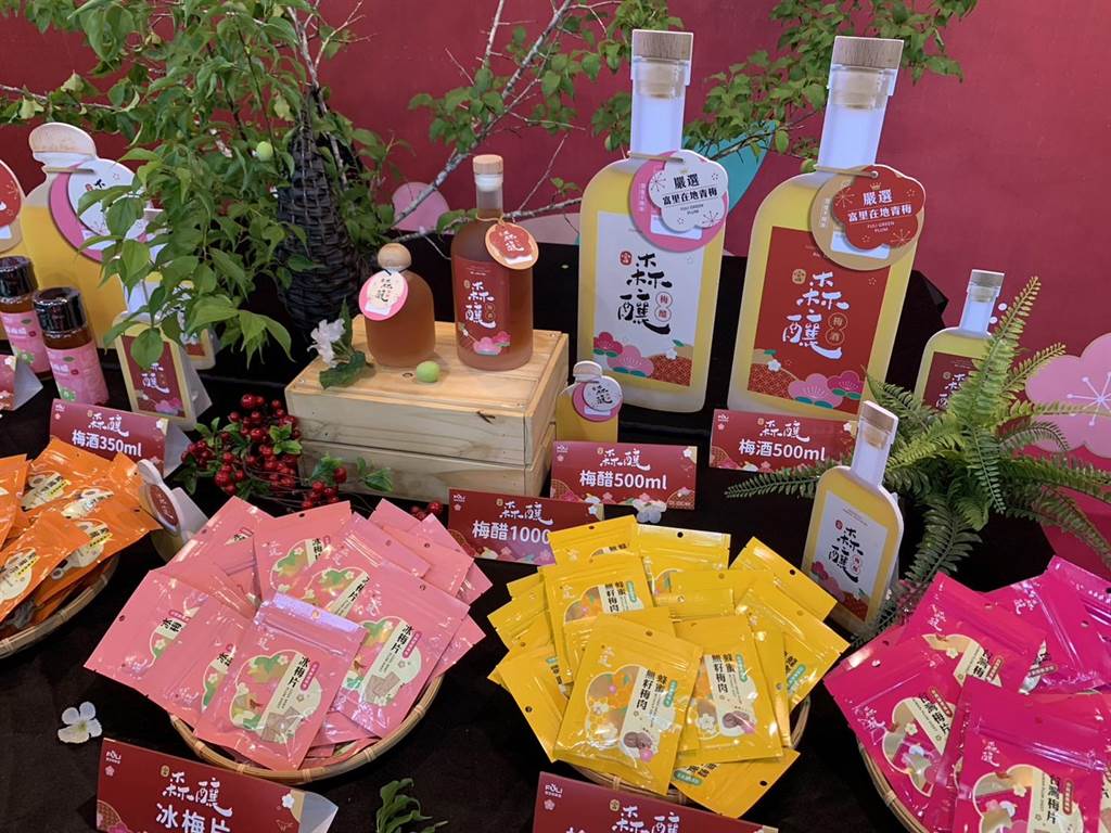 富里農會推出「森釀」自然系列新產品，有梅酒、梅醋及其他梅子加工品，以推廣在地的梅子文化。（王志偉攝）