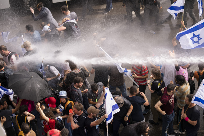 司法改革引发大罢工抗议  以色列总理：暂缓立法程序。(图/美联)