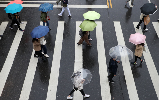 今、明两天有较长空檔，雨势趋缓。（资料照）