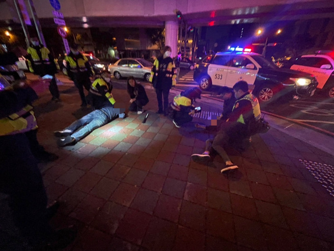 警方动快打9网18人，将现场双方滋事人员共10人压制并逮捕，其中3名伤者送医。(戴志扬翻摄)