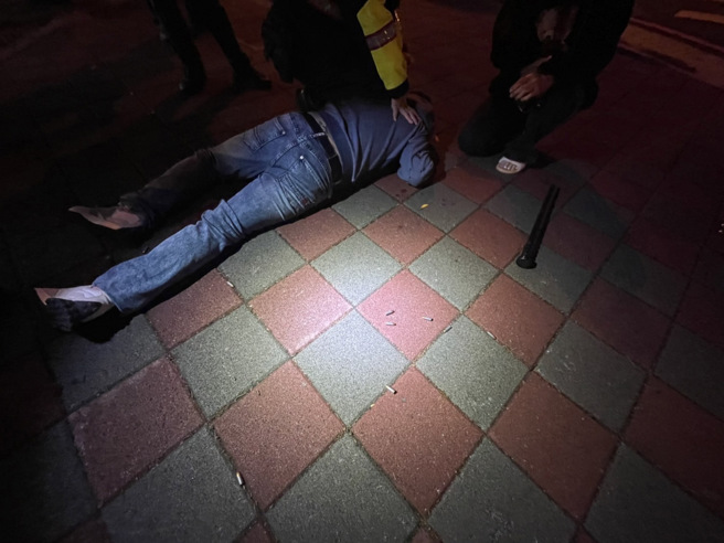 警方动快打9网18人，将现场双方滋事人员共10人压制并逮捕，其中3名伤者送医。(戴志扬翻摄)