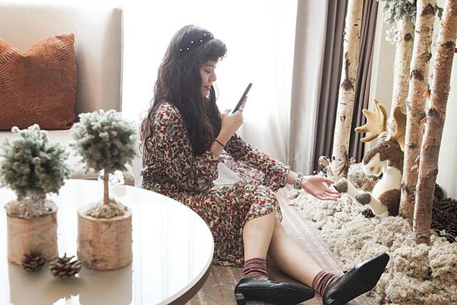 （六福万怡酒店携手一礼庄园设计的植感系主题房「北欧童话森林」，充满梦幻黑森林感。图／六福旅游集团提供）