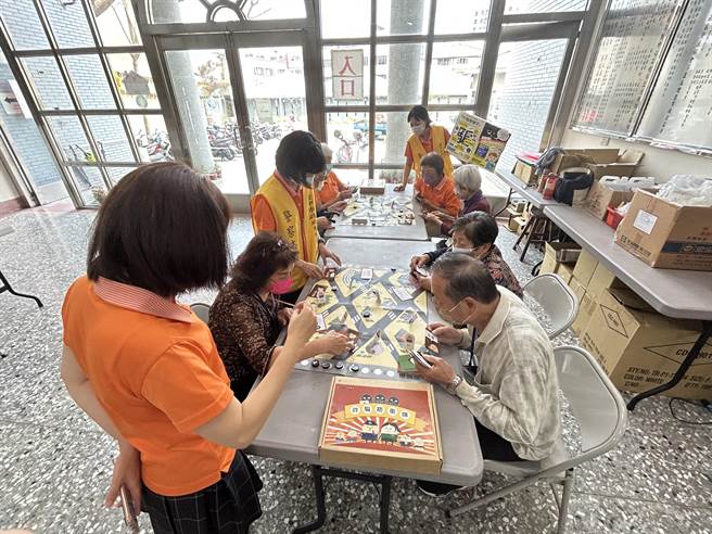 社口派出所号召银髮族一起玩「诈骗防卫队桌游」，让长者透过游戏深刻牢记反诈骗常识，降低受骗机会。(警方提供)