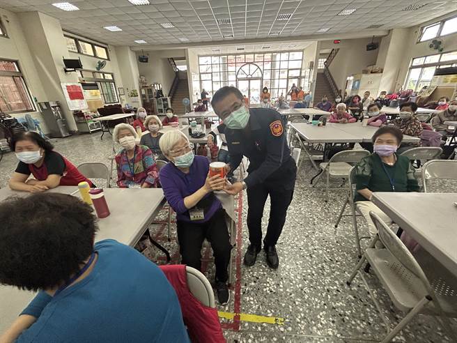 社口派出所号召银髮族一起玩「诈骗防卫队桌游」，让长者透过游戏深刻牢记反诈骗常识，降低受骗机会。(警方提供)
