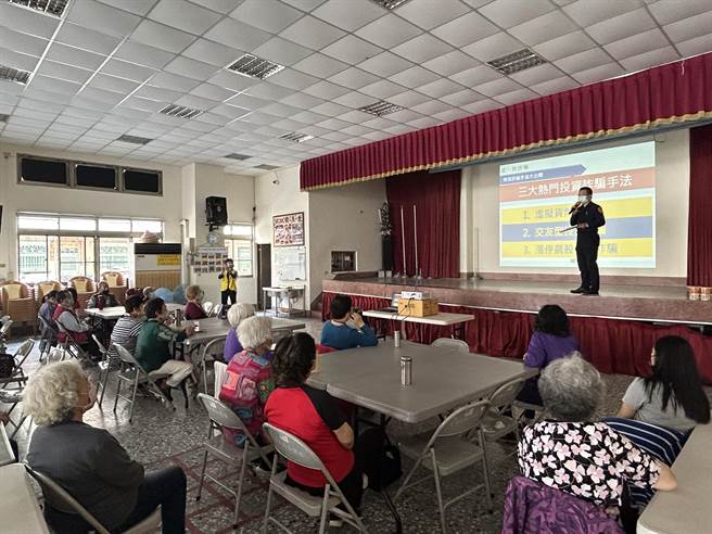社口派出所号召银髮族一起玩「诈骗防卫队桌游」，让长者透过游戏深刻牢记反诈骗常识，降低受骗机会。(警方提供)