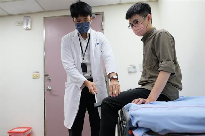 正常情形下敲打关节会有反射反应，但脱髓鞘多发性神经炎患者反射下降或消失。（屏基提供）