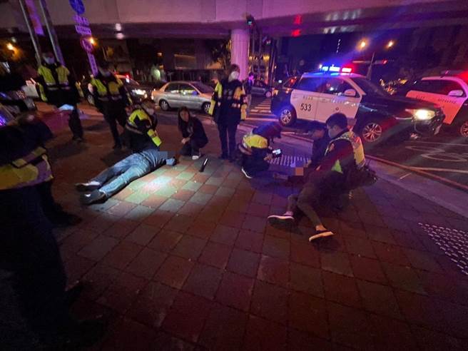 台中28日约4时北屯区崇德路、文心路口一加油站发生两派人马疑因债务纠纷聚眾滋事，警方立即启动快将现场滋事10人压制并逮捕。（民眾提供／冯惠宜台中传真）