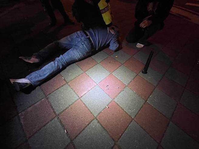 台中28日约4时北屯区崇德路、文心路口一加油站发生两派人马疑因债务纠纷聚眾滋事，警方立即启动快将现场滋事10人压制并逮捕。（民眾提供／冯惠宜台中传真）