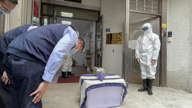 桃园农业局长陈冠义率领农业局、动保处人员对狒狒鞠躬。（陈梦茹摄）