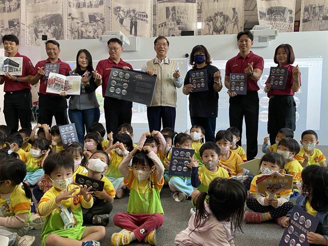 台南市消防局今天发表「台南消防实境绘本」。(曹婷婷摄)