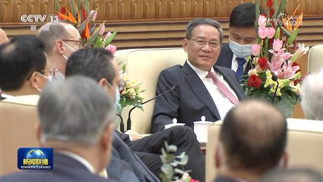 大陆国务院总理李强27日表示，大陆的经济已深度融入全球分工体系，无论国际形势如何变化，大陆都将坚定不移扩大对外开放。（翻摄自大陆央视新闻联播画面）