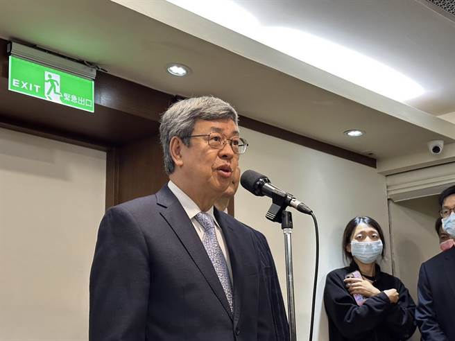 行政院长陈建仁上午视察「全民共享普发现金1988客服专线中心」。（黄婉婷摄）