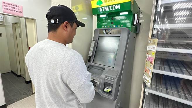南橫公路今年1月出現首家超商，日前裝設ATM，沿線居民都很開心，「不用下山領錢了」。（蔡旻妤攝）