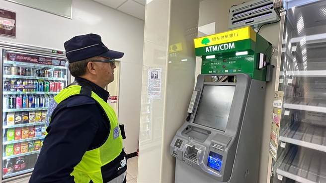 南橫公路今年1月出現首家超商，日前裝設ATM，沿線居民都很開心，「不用下山領錢了」。（蔡旻妤攝）