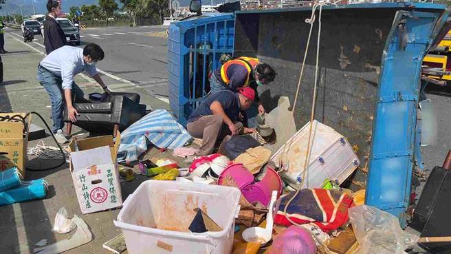 台東市新豐里橋今天發生車禍事故，小貨車物品散落一地。（讀者提供／蔡旻妤台東傳真）