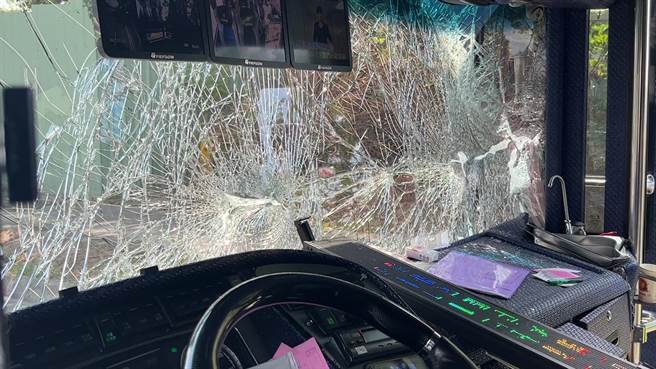 台東市新豐里橋今天發生車禍事故，遊覽車玻璃碎裂。（讀者提供／蔡旻妤台東傳真）