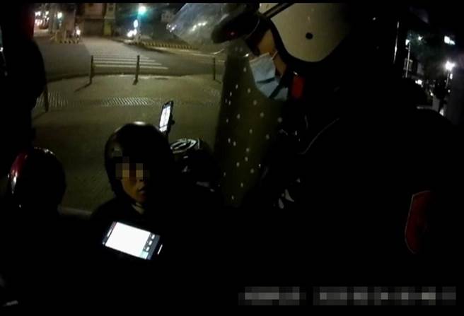 34岁唐姓男子因案被通缉，两度在深夜零时外出时被台中市警局第二分局育才派出所警员逮捕。（台中市第二分局提供／冯惠宜台中传真）