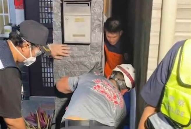屋外傳呼救聲，鄰居驚見68歲老翁「卡」30公分防火巷。(屏縣消防局提供)