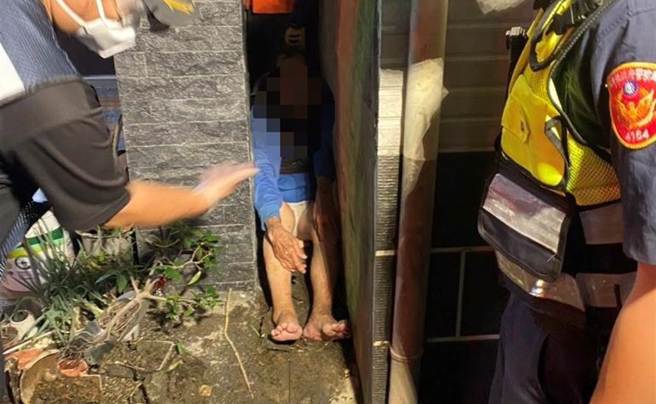 屋外傳呼救聲，鄰居驚見68歲老翁「卡」30公分防火巷。(屏縣消防局提供)