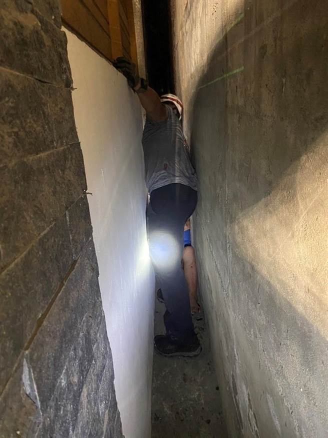 屋外傳呼救聲，鄰居驚見68歲老翁「卡」30公分防火巷。(屏縣消防局提供)