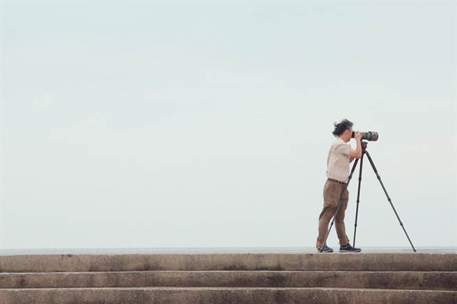 攝影師許震唐至濁水溪口拍照。（主辦單位提供）
