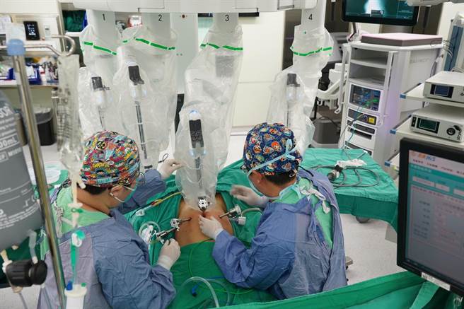 達文西手臂採用機械手臂執行手術，相較傳統手術，傷口小、出血量少，還能減低併發症產生，土城醫院各科別至少有2名醫師進駐中心，盼給予患者全方面的醫療服務。（土城醫院提供）