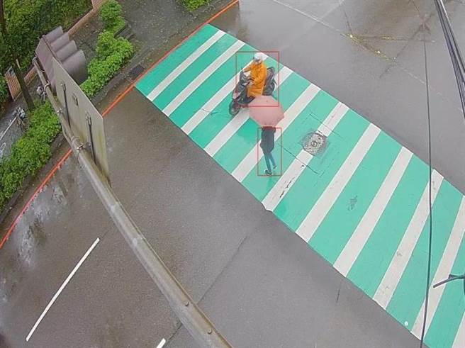 新北警採科技执法取缔不礼让行人车辆。（警方提供）