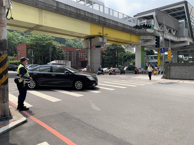 新北警执行「行人路权大执法」。（警方提供）