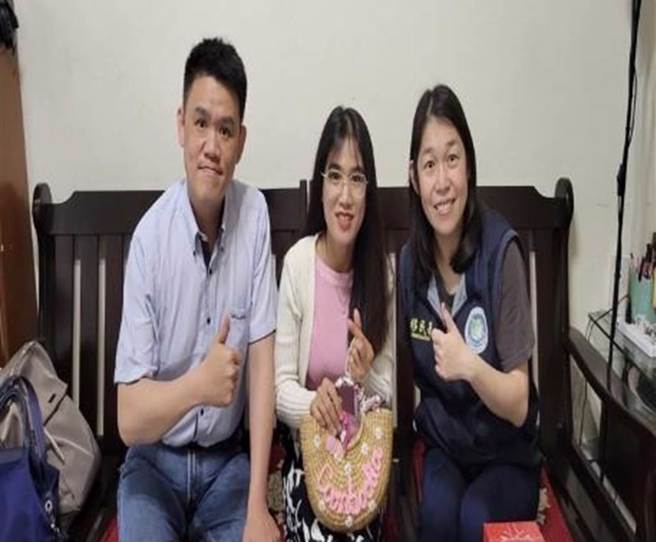 （中）潘喜玲、（左）先生李俊彦与新北站社工王文璃合影。（移民署新北市服务站提供）