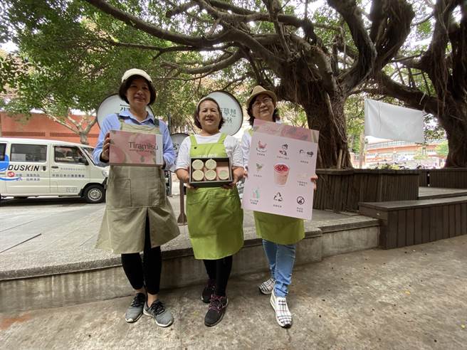 弘道老人福利基金会抢先在28日开卖「红粉家人提拉米苏母亲节礼盒」。（冯惠宜摄）