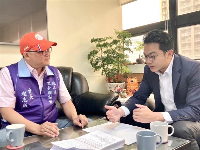镇北里长赵志成代表凤山区镇北等里至经发局递送联合建议书，由廖泰翔局长代表市府收下建议书，并说明市府会与民眾站在一起的决心。（柯宗纬翻摄）