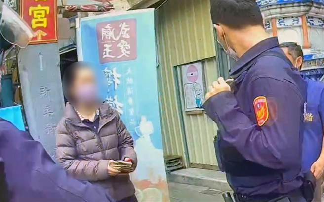 30多岁的陈姓女子，涉嫌将台南市中西区台湾祀典武庙内供奉的8尊神像，逐一从供坛上搬到地面置放，导致神像法器受损断裂，被依毁损罪嫌法办。（读者提供／洪荣志台南传真）