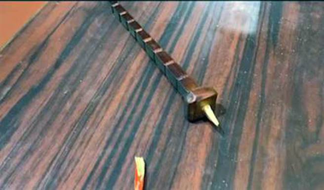 台南市中西区台湾祀典武庙王天君神像持有的法器金鞭受损断裂。（读者提供／洪荣志台南传真）